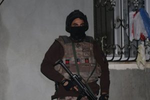 Manisa'da ter&ouml;r &ouml;rg&uuml;t&uuml; DEAŞ operasyonu
