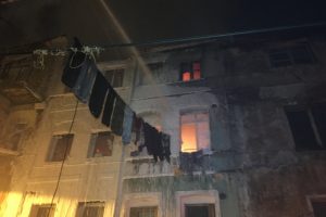 3 katlı bina alev alev yandı