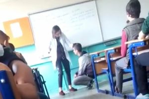 Diz &ccedil;&ouml;kt&uuml;rd&uuml;, defalarca tokat attı