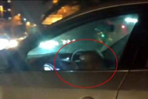 Kucağındaki &ccedil;ocukla ara&ccedil; kullanan s&uuml;r&uuml;c&uuml; g&ouml;renleri hayrete d&uuml;ş&uuml;rd&uuml;