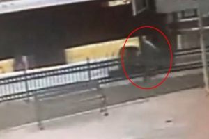 Yolu s&uuml;p&uuml;r&uuml;rken otob&uuml;s&uuml;n altında kaldı