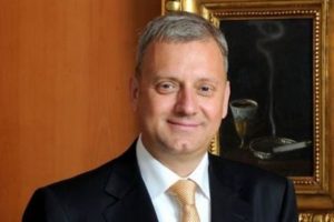 Hem Yapı Kredi'den hem Ko&ccedil; Holding'den ayrılıyor