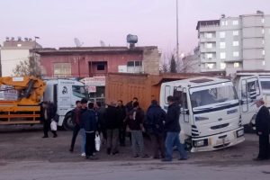 Kamyon &ccedil;&ouml;ken yola d&uuml;şt&uuml;