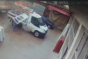Kamyonete y&uuml;klediği kapı kafasında kırıldı