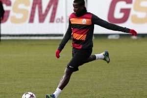 Emmanuel Eboue: Bir barda gizlice seyrettim