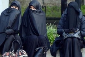 Almanya 40 Selefi kadını izlemeye aldı