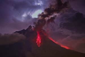Sinabung Yanardağı yeniden k&uuml;l p&uuml;sk&uuml;rtmeye başladı