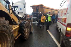 İzmir'de 3 kamyon &ccedil;arpıştı: 1 yaralı