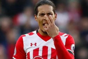 Virgil van Dijk rekor bedele Liverpool'da!