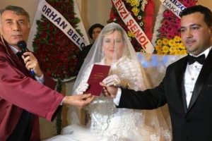 İzmir'de ilk m&uuml;ft&uuml; nikahı kıyıldı