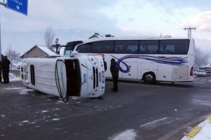 &Ouml;ğrencisi servisi ile yolcu otob&uuml;s&uuml; &ccedil;arpıştı: 18 yaralı