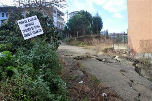 Mahalle kayıyor! Binalar boşaltıldı, inşaatlar durduruldu