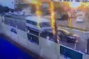 Okul servisinin kaza anı g&uuml;venlik kamerasında