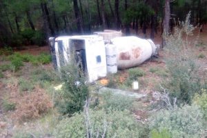 Balıkesir'de beton mikseri takla attı