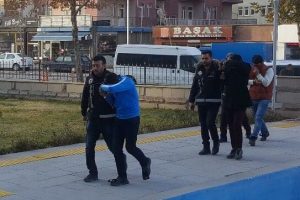 Uyuşturucu tacirleri polisten ka&ccedil;amadı