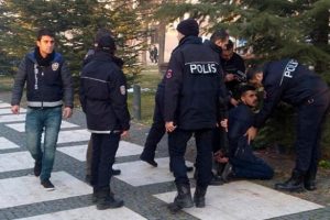 Valilik &ouml;n&uuml;nde pompalı alarmı