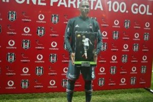 Ryan Babel plaketini aldı