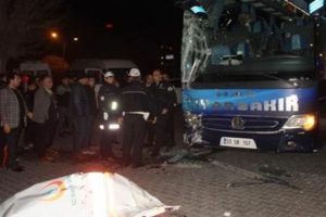 Yolcu otob&uuml;s&uuml; ile ambulans &ccedil;arpıştı: 6 yaralı