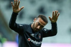 Cenk Tosun veda eder gibi...