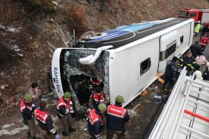 Ankara-İstanbul yolunda Bursa plakalı yolcu otob&uuml;s&uuml; devrildi!