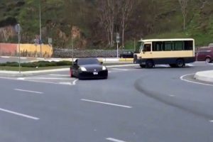 L&uuml;ks otomobilli trafik magandası kamerada