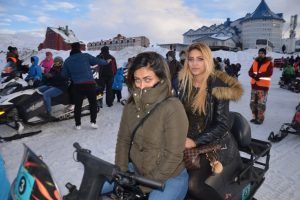 Bursa Uludağ'da Arap turistlerin karda safari izdihamı