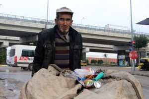 G&uuml;nde 50 kilometre y&uuml;r&uuml;yerek 3 &ccedil;ocuk okutuyor