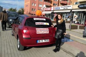 Bursa'da boşanınca otomobiline 'Mutluyum' yazdırıp, mangal partisi d&uuml;zenledi