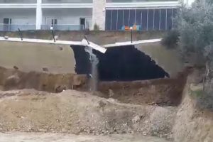 Sitenin istinat duvarı &ccedil;&ouml;kt&uuml;