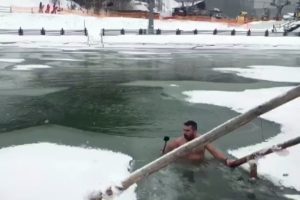 İddiayı kaybetti, donmuş g&ouml;le girdi