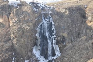 Susuz Şelalesi'nin buzları &ccedil;&ouml;z&uuml;ld&uuml;