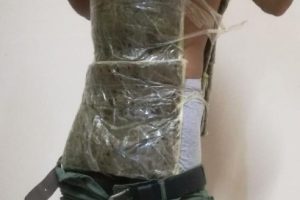 V&uuml;cuduna sarılı 8 kilo esrarla yakalandı