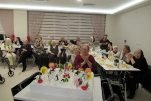 Bursa'da huzurevi sakinlerinden yeni yıla renkli karşılama
