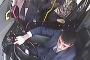 Şof&ouml;r otob&uuml;ste fenalaşan kadını hastaneye yetiştirdi