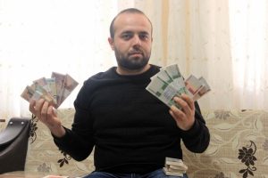 160 &uuml;lkeye ait 6 bin &ccedil;eşit para biriktirdi