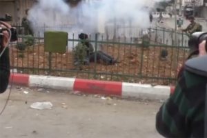 İsrail askerleri engelli gence ses bombası attı