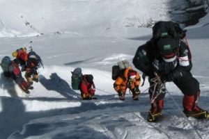 Everest'e tek başına tırmanma yasaklandı
