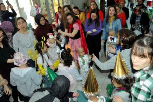 L&ouml;semili &ccedil;ocuklardan horonlu yılbaşı kutlaması