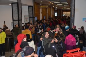 Bursa Uludağ'a akın eden tatilciler kar s&uuml;rprizi ile karşılaştı!