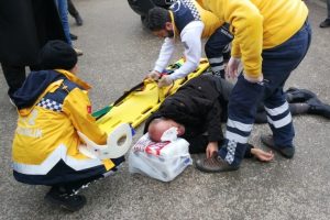 Bursa'da duran aracın a&ccedil;ılan kapısına &ccedil;arpıp yaralandı