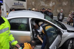 Bursa'da otomobil, otob&uuml;se &ccedil;arptı: 1 &ouml;l&uuml;, 1 yaralı