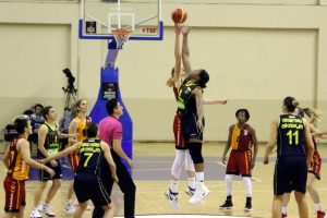 Basketbolda yılın son derbisi Fener'in