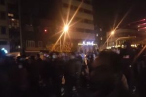 İran'da h&uuml;k&uuml;met karşıtı g&ouml;steriler 3 g&uuml;nd&uuml;r s&uuml;r&uuml;yor
