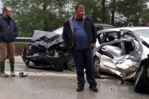 İki otomobil kafa kafaya &ccedil;arpıştı: 1 &ouml;l&uuml;, 7 yaralı