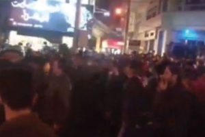 İran'da g&ouml;stericiler valiliği ele ge&ccedil;irdi