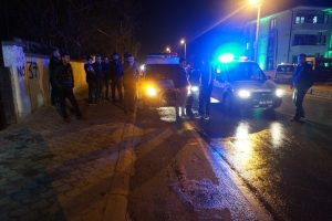 Park halindeki otomobile pompalı t&uuml;fekle ateş ettiler