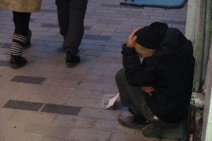 Taksim'de "ağlayan dilenci" zabıtalar tarafından yakalandı