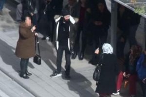 Oğluna bağıran kadının &uuml;st&uuml;ne y&uuml;r&uuml;d&uuml;!