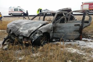 Şarampole devrilen ara&ccedil; alev aldı: 2 &ouml;l&uuml;, 3 yaralı