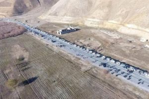Se&ccedil;imi kazandı: 200 ara&ccedil;lık konvoyla karşılandı